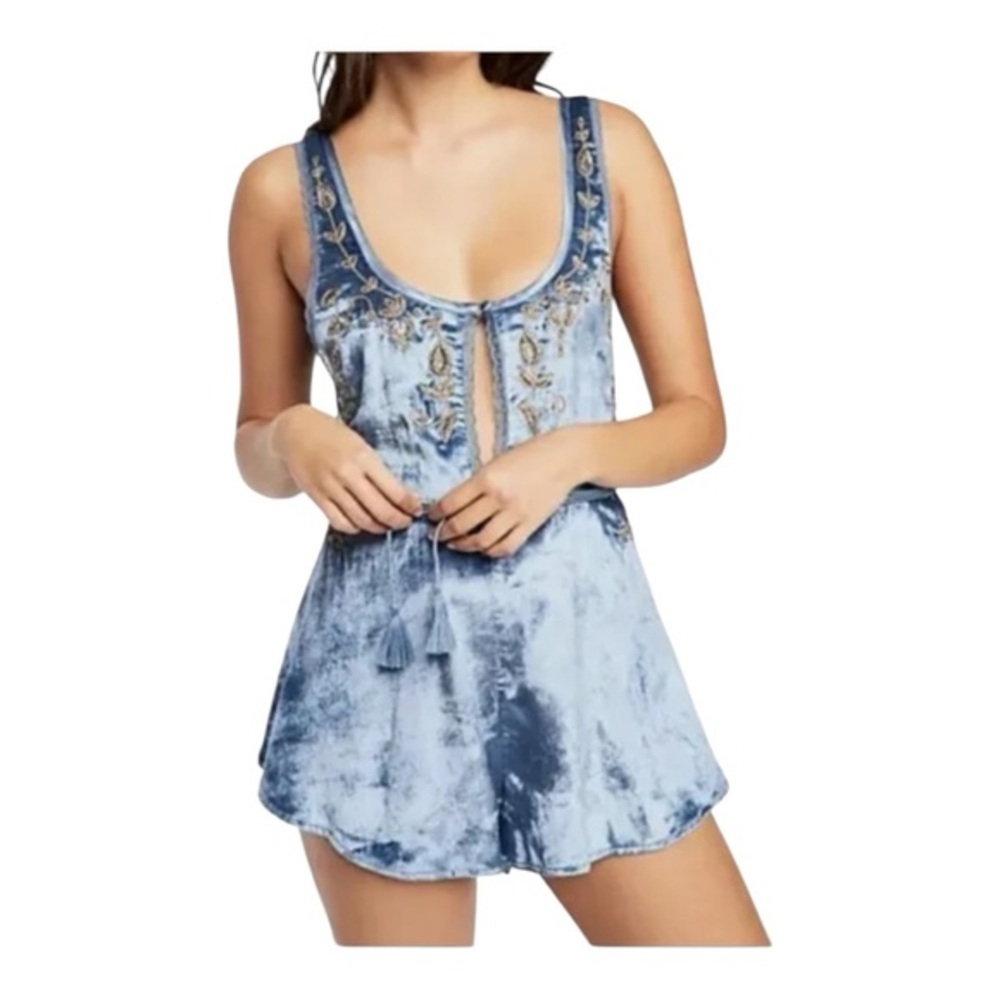 NWT‎ Free People Intimatley Blue Eyes Velvet
Romper size Small